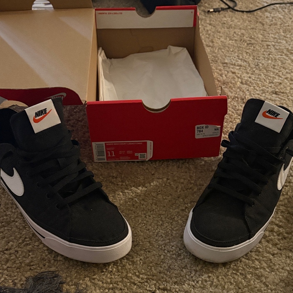 Women’s Nike Black and White size 10 men